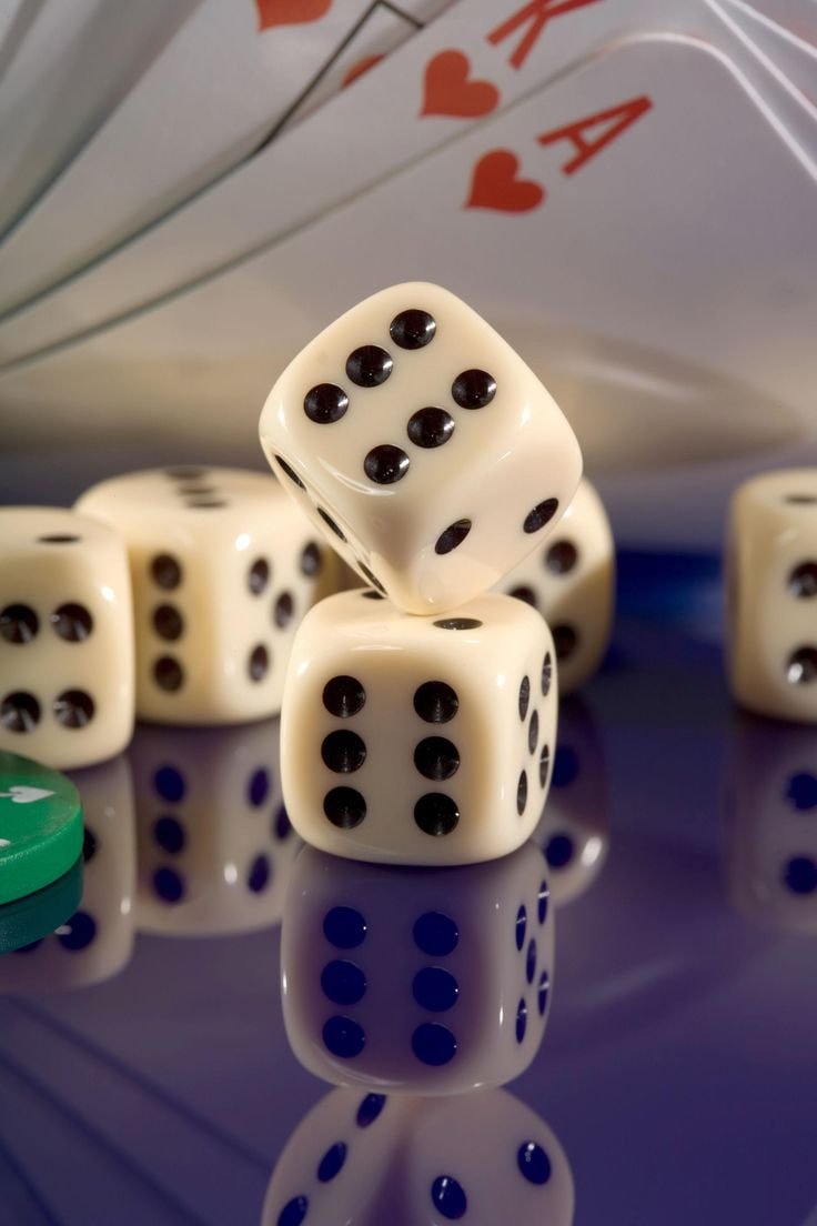 Partisipan menikmati game casino online dengan berbagai permainan gaya kasino